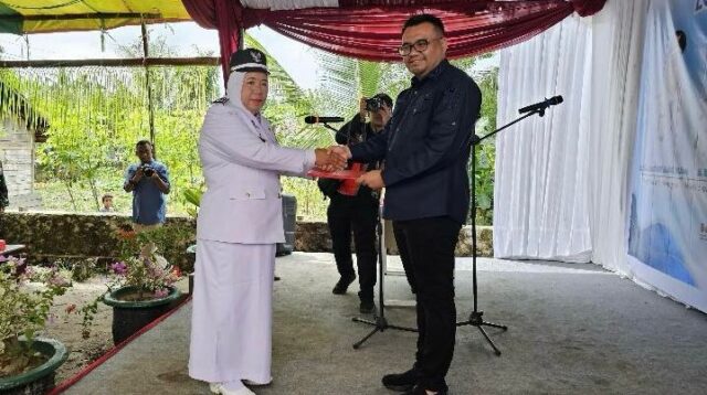 Bupati Kukar Lantik Sumiati sebagai Pj Kades Desa Persiapan Loa Duri Seberang di Kecamatan Loa Janan