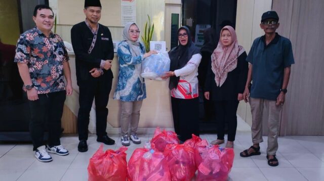 DPMD Kukar Serahkan Sampah Plastik ke Bank Sampah DLHK