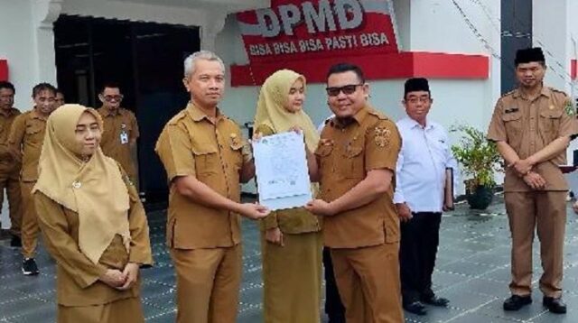 Tiga ASN DPMD Kukar Terima SK Kenaikan Pangkat