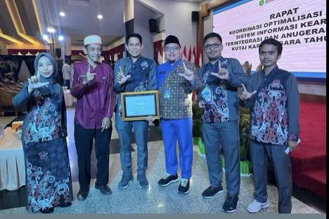 DPMD Kukar Raih Penghargaan Pengguna Terbanyak Aplikasi Administrasi Serikandi di Anugerah Literasi 2025 Tenggarong